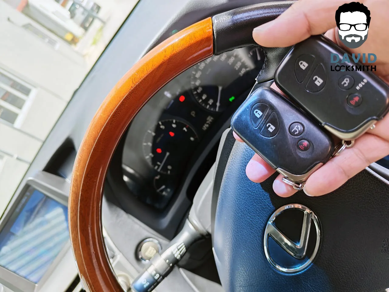 全部钥匙遗失后为 Lexus 制作的两把全新智能钥匙