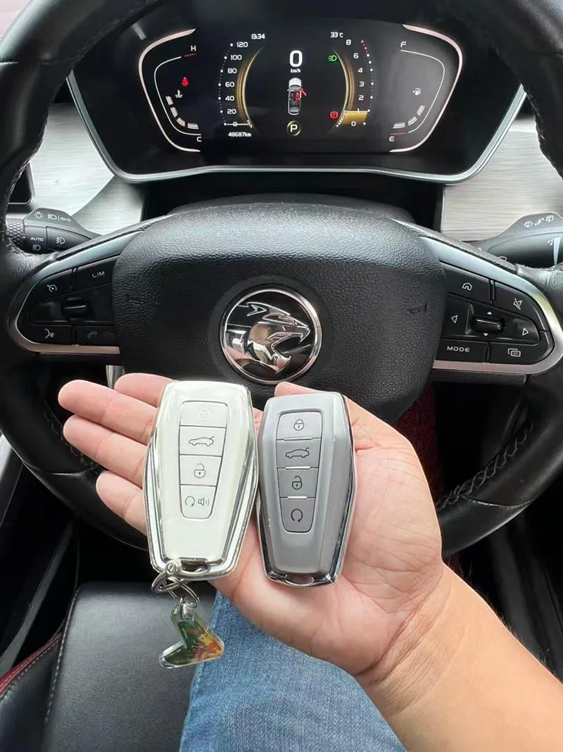 在方向盘处制作的两把 Proton immobiliser 智能钥匙