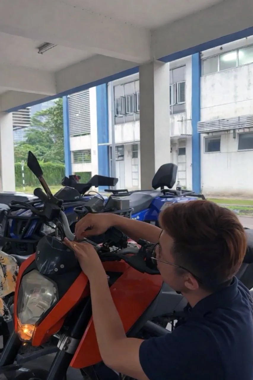 技术员为摩托车制作新的 immobiliser 钥匙