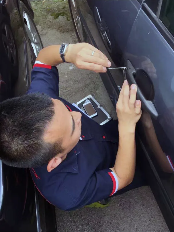 Juruteknik memetik kunci pintu kereta menggunakan alat