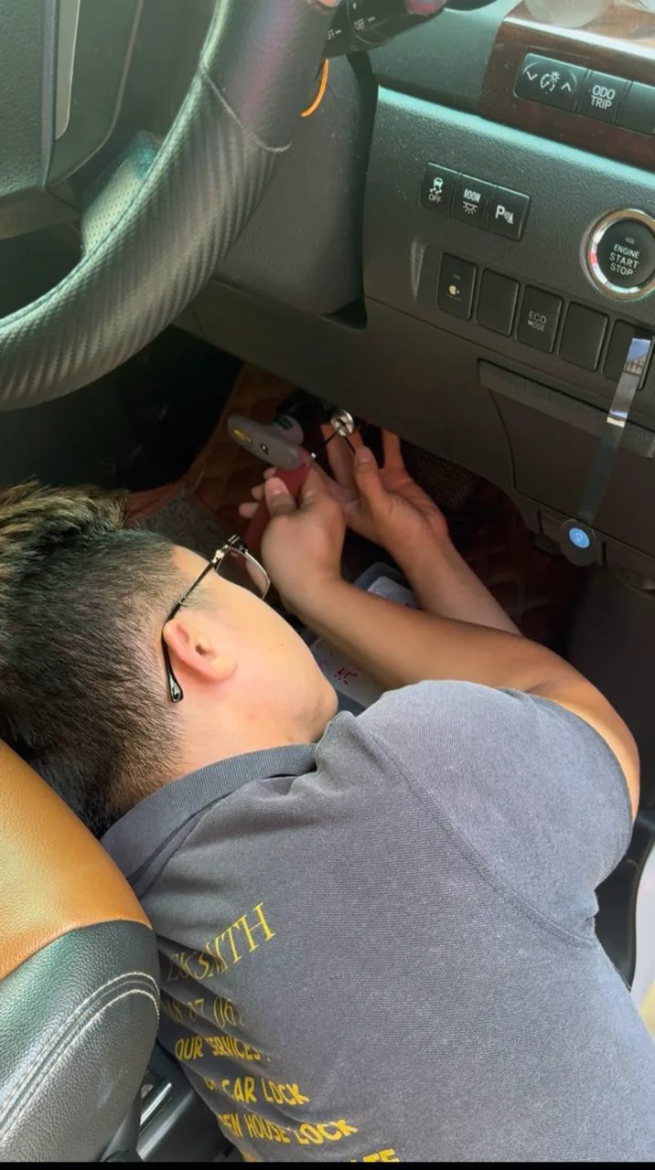 Juruteknik membuka kereta yang terkunci dari sebelah pemandu