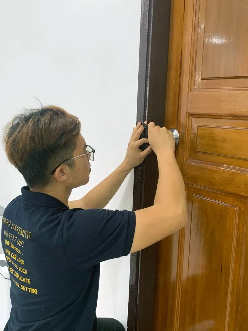 Dong Locksmith — main door unlock